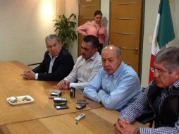 El dirigente estatal priista, González Pimienta (de azul), no descarta más cambios en los próximos días al interior del partido.  /