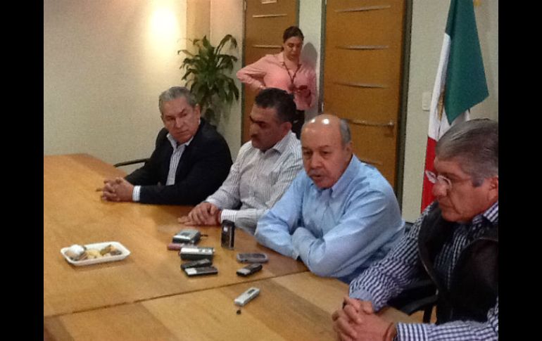 El dirigente estatal priista, González Pimienta (de azul), no descarta más cambios en los próximos días al interior del partido.  /