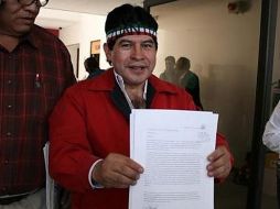 Momento en el que Juanito presenta su solicitud de registro en el IFE. Foto de Twitter @Elvia_VN. ESPECIAL  /