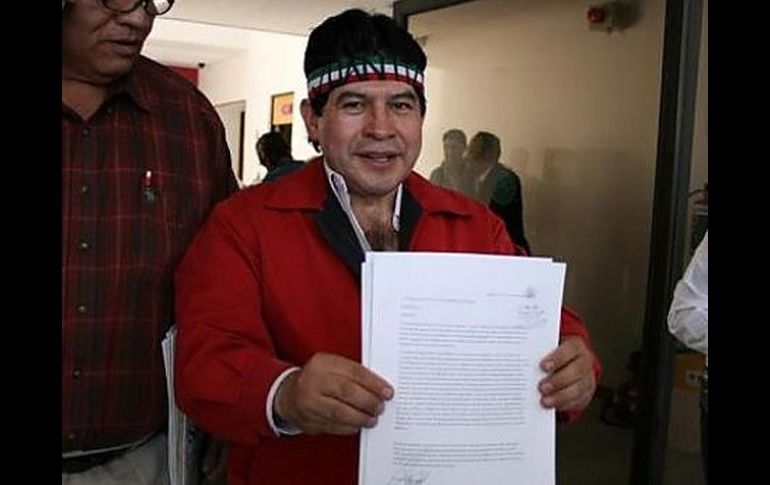 Momento en el que Juanito presenta su solicitud de registro en el IFE. Foto de Twitter @Elvia_VN. ESPECIAL  /