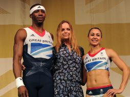La diseñadora de moda Stella McCartney (c) presentó la vestimenta oficial de los deportistas en la próxima justa veraniega. AFP  /