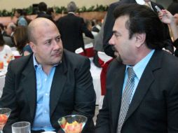 Enrique Alfaro (izq) y el Procurador del Estado, Tomas Coronado (der), durante la toma de protesta del nuevo presidente de la Canaco.  /