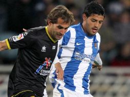 Carlos Vela (d) lucha por el balón contra el jugador del Levante José Javier Barkero. EFE  /