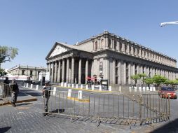 El perímetro que rodea la Plaza Liberación se encuentra bajo un fuerte cerco de seguridad.  /
