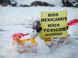 Los integrantes de Greenpeace México, utilizaron vestimenta especial y máscaras para evitar la inhalación de gases dañinos. ESPECIAL  /
