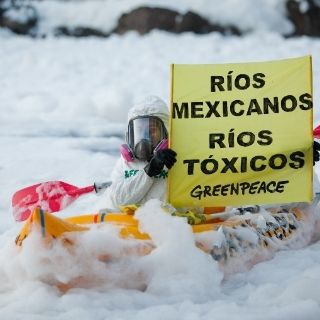 Activistas en kayaks contra contaminación de Río Santiago