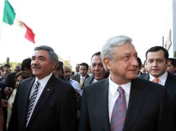 ''Hay dos opciones: o más de lo mismo o un cambio verdadero'', dijo López Obrador durante su registro. NTX  /