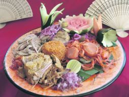 Plato mixto con lechón, res, pollo y una mezcla de mariscos. acompañado con guarnición de verduras y arroz.  /