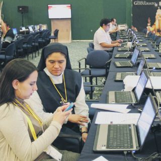 Los católicos están de fiesta por el arribo de Benedicto XVI