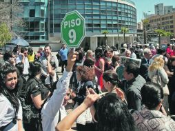 Capitalinos realizan una rápida evacuación de sus centros de trabajo, luego del sismo registrado la mañana de ayer.EL UNIVERSAL  /