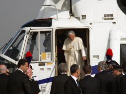 El papa Benedicto XVI (c) llega a bordo de un helicóptero al aeropuerto de Fiumicino en Roma. EFE  /
