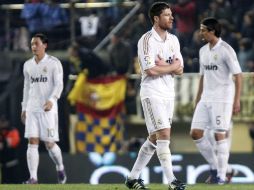 Los jugadores del Real Madrid se muestran molestos en el empate que consiguieron ante el Villarreal CF. EFE  /