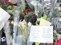 Flores y cartas recuerdan a las víctimas del colegio Ozar Hatorah de Toulouse. EFE  /