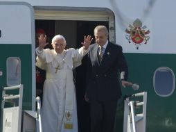 El Papa saluda al emerger del avión en el aeropuerto de Guanajuato. AP  /