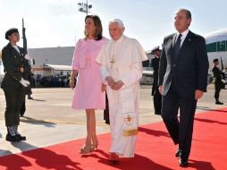 El Papa fue recibido por Felipe Calderón y su esposa Margarita Zavala. AFP  /