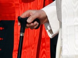 El bastón ayudó al Papa a recorrer la distancia entre el helicóptero que lo trasladó desde el Vaticano al aeropuerto. REUTERS  /