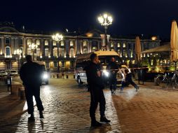 Los policías montan guardia frente a un perímetro de seguridad establecido alrededor de la Place du Capitole. AFP  /