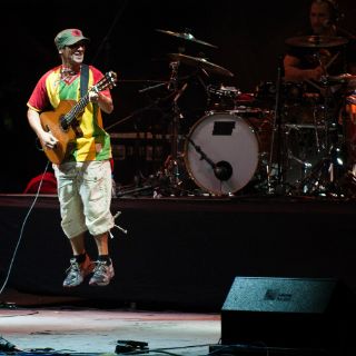 Manu Chao pone a sus fanáticos a bailar bajo la lluvia en Caracas