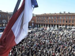 Ciudadanos franceses llenan la plaza de Toulouse en memoria de las víctimas del ''asesino de la moto''. EFE  /