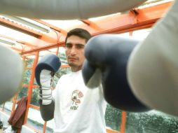 Erik 'Terrible' Morales se excedió en dos libras del límite superligero que indica 140 libras.  /