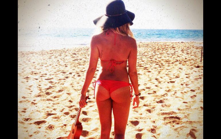 A sus 26 años, la actriz aparece de espaldas en un diminuto bikini en color naranja. IMAGEN TOMADA DE TWITTER @ashleytisdale  /