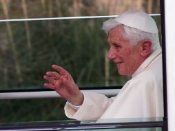 Benedicto XVI saluda a su llegada al Colegio Miraflores, donde pasará la noche.  AFP  /