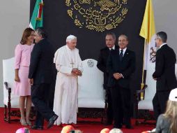 Acosta Naranjo (de espaldas al Papa) aclaró que no profesa la religión católica. EL UNIVERSAL  /