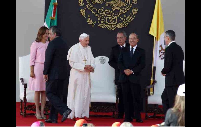 Acosta Naranjo (de espaldas al Papa) aclaró que no profesa la religión católica. EL UNIVERSAL  /