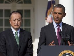 Jim Yong-kim (izq) junto al Presidente Obama, hoy, durante su nominación. EFE  /