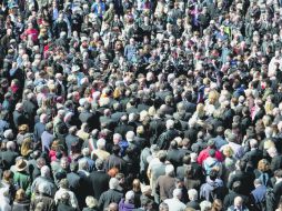 Cientos de personas participan en una manifestación en memoria de las siete víctimas. EFE  /