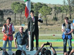 Hugo de Alba Jr. (al centro) levanta su trofeo de campeón, tras finalizar en primer lugar de la categoría Junior.  /