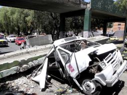 El vehículo apalastado fue una de las imágenes icónicas del sismo del pasado 20 de marzo. EL UNIVERSAL  /