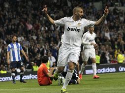 Karim Benzemá celebra uno de los cinco goles del Real Madrid en el partido ante la Real Sociedad. REUTERS  /