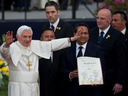 En una breve ceremonia recibe las llaves de la ciudad de manos del alcalde Edgar Castro. REUTERS  /
