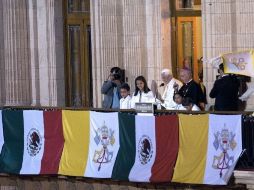 El Papa salió al balcón de la Casa del Conde Rul a dar su mensaje. AFP  /