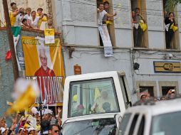 Benedicto XVI fue trasportado en el Papamóvil de regreso a León.  /