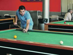 Actitud. El billar es una buena forma para descargar el estrés del día.  /