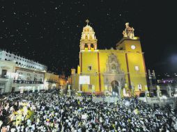 Miles de personas se reunieron en la Plaza de la Paz para escuchar el discurso que Benedicto XVI dirigió a los menores. AFP  /