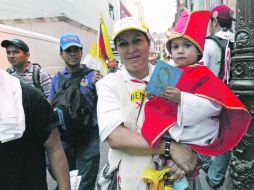 EMOCIÓN.- La visita papal fue motivo para que la gente saliera a la calle... hasta con el disfraz bien puesto.  /