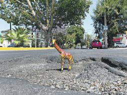 Ilusión. La calle Libertad es una de las más afectadas en el primer cuadro citadino por la realidad de los baches.  /