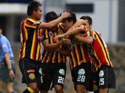 Los jugadores de los Leones Negros celebran el gol con el que vencieron a Pumas Morelos. MEXSPORT  /