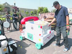 Los vehículos que correrán esta tarde se exhibieron ayer en la Plaza de las Américas, donde la gente tuvo la oportunidad de verlos.  /