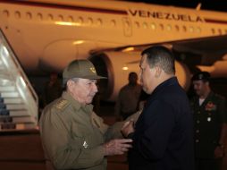 Castro, vestido con su uniforme de general de Ejército saluda a Chávez, a quien le dio un 'cálido' abrazo de bienvenida. AP  /