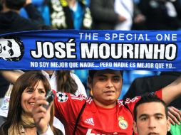 El público en el Santiago Bernabéu apoya también a José Mourinho, quien este lunes deberá hablar con la prensa en Chipre. AP  /