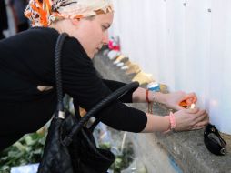 Por fuera de la escuela judia Ozar Hatorá  el día de hoy de todas las religiones encienden velas. AFP  /