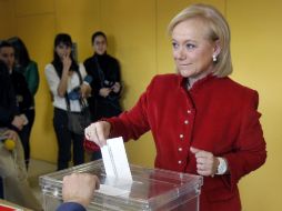 La candidata del PP a la Presidencia del Principado de Asturias, Mercedes Fernández, emitió su voto durante la jornada electoral. EFE  /