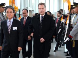 El presidente de Finlandia, Sauli Niinisto (C) llega al aeropuerto de Incheon para asistir a la Cumbre de Seguridad Nuclear. EFE  /