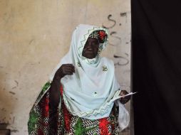 Una mujer se prepara para emitir su voto un colegio electoral en Fatick, en Senegal. AFP  /