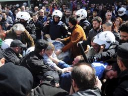 Unos policías cargan contra unos manifestantes durante una concentración en el Día de la Independencia de Grecia. EFE  /