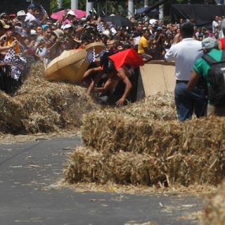Realizan carrera de carros ''Red Bull Soapbox''